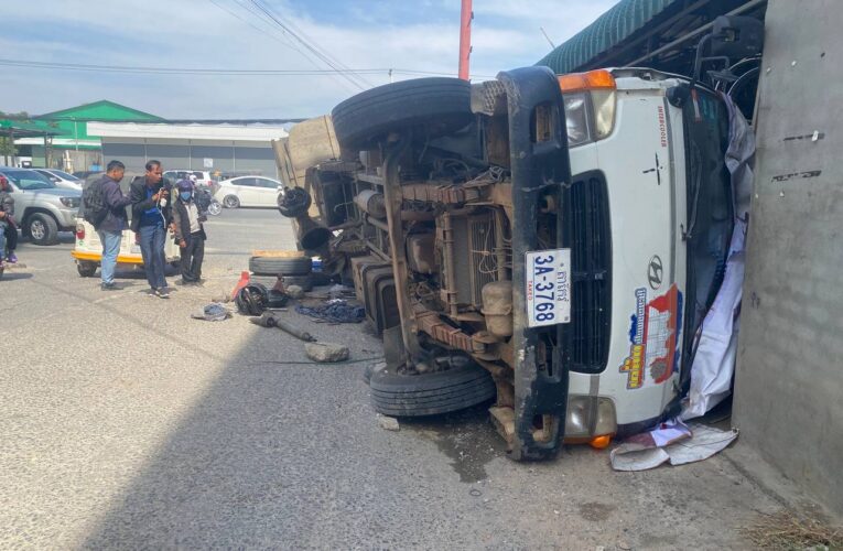 ជាង​ជួសជុលរថយន្ត២នាក់​ត្រូវរថយន្តក្រឡាប់​សង្កត់បណ្តាលឲ្យ​រងរបួស​ធ្ងន់​នៅពេលកំពុង​ជួសជុល​….!