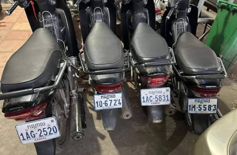 កម្លាំងសមត្ថកិច្ច​នគរបាលព្រហ្មទណ្ឌ​កំរិតស្រាល​ស្នងការដ្ឋាន​ខេត្តកណ្តាល​ឆ្មក់ចូល​ទៅបង្រ្កាប​អ្នកញៀនល្បែង​ជល់មាន់​ខុសច្បាប់​មួយកន្លែង​ចាប់ឃាត់ខ្លួន​មនុស្សប្រុសស្រី​ចំនួន១២នាក់​..!