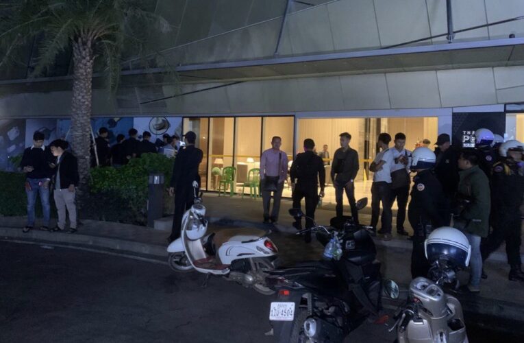 សង្ស័យរឿងគុំនុំ​ខ្មាន់កាំភ្លើងមួយក្រុម​បាញ់សម្លា.ប់​ជនបរទេសម្នាក់​  បណ្តាលឲ្យស្លា.ប់ពេលបញ្ជូនដល់មន្ទីពេទ្យ..!