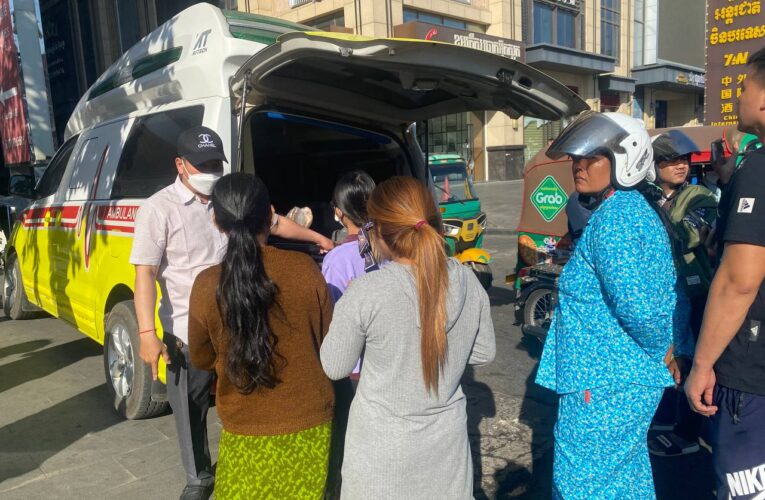 គ្រោះថ្នាក់ចរាចរណ៍​ បង្ករឡើងដោយ​រថយន្តមិនចាំម៉ាក​មួយគ្រឿង​បើកបុក​បុរសម្នាក់​បណ្តាលឲ្យស្លា.ប់​ចោលប្រពន្ធ​និងកូនប្រុសស្រី​តូចៗពីរនាក់​ឲ្យនៅកំព្រា…!