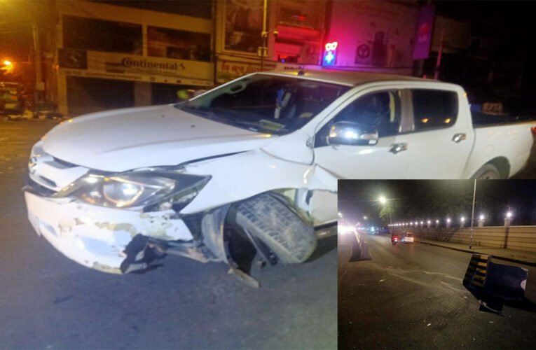 រថយន្តម៉ាស្តា​មួយគ្រឿងបើករេ ចង្កូតទៅ​បុករបាំងថ្ម​ពុះចែកទ្រូងផ្លូវ​បណ្តាលអោយ​បាក់មួយកង់​​ ចំណែកឯ​រថយន្តវិញ​បានដាច់​កាឡេកង់​ទៅមុខលែងរួច​..!