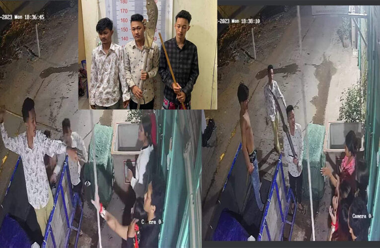 យុវជនទំនើង ៣នាក់ មិនដឹងទាស់ជាមួយក្រុមយុវជនម្ខាងទៀតដោយសាររឿងអ្វីទេ ស្រាប់តែប្រើកាំបិតដងវែងដេញកាប់គ្នា ទីបំផុតជាប់ជុច …