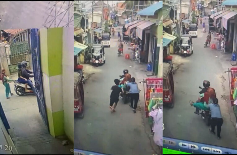 ធ្វើអំពើរមិនល្អពិតជាបានផលមិនល្អម៉ែន!ដឹកម្តាយមកបន្លំដោះខ្សែករប្លាកទីនពីក្មេងស្រីម្នាក់បានសម្រេចតែត្រូវឪពុកម្តាយរបស់ក្មេងស្រីខាងលើដេញចាប់កន្រ្តាក់ធ្លាក់ស្ត្រីវ័យចំណាស់ម្នាក់ប្រគល់ឲ្យសមត្ថកិច្ច