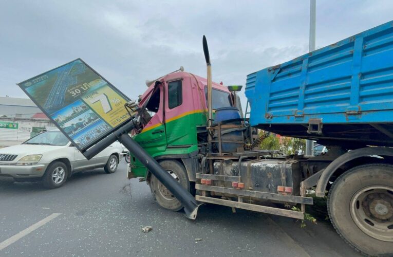 រថយន្តកុងតឺន័រមួយគ្រឿងបើកគិចចេញពីម៉ូតូបណ្ដាលឲ្យរេចង្កូតឡើងលើសួនពុះចែកទ្រូងផ្លូវ ហ្នឹងបុកបង្គោលស្លាកប៉ាណូបាក់អស់មួយដើមចំណែកឯរថយន្តរងការខូចខាតយ៉ាងដំណំ…!