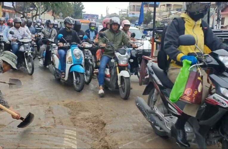 ផ្ទុះបែកធ្លាយទុយោបូមខ្សាច់មួយកន្លែងខូចខាតផ្លូវជាតិលេខ២ជាង១០ម៉ែត្រ..