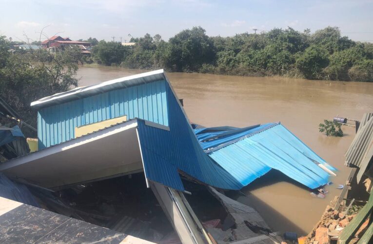 ផ្ទះប្រជាពលរដ្ឋចំនួន៥ខ្នងបានបាក់ស្រុតចូលទឹកស្ទឹងព្រែកត្នោតក្រោយពីទឹកស្ទឹងបានស្រកចុះទៅវិញ..