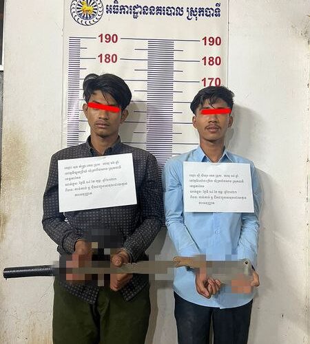 យុវជនពីរនាក់ត្រូវបានសមត្ថកិច្ចឃាត់ខ្លួនក្រោយឆែកឃើញកាំបិតតាំងតោនិងដាវសាំម៉ូរ៉ៃនៅនិងខ្លួនខណៈកំពុងជិះម៉ូតូតាមផ្លូវ…