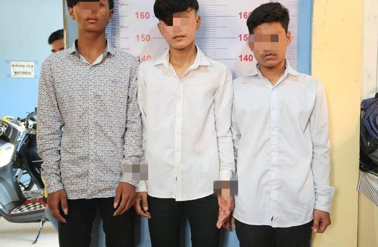 នគរបាលស្រុកគីរីវង់ប្រគល់ជនសង្ស័យ៣នាក់ដែលកាប់សិស្សម្នាក់បណ្តាលឲ្យដា-ច់ក្បា-លស្លា-ប់មកឲ្យនគរបាលស្រុកទ្រាំងចាត់ការបន្តតាមនិតិវិធី..