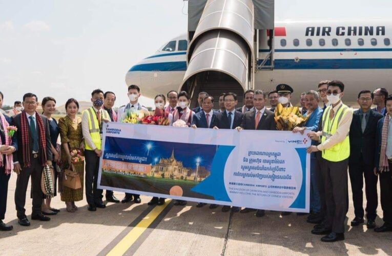 ភ្ញៀវទេសចរណ៍ចិន ចាប់ផ្ដើមមកដល់កម្ពុជា តាមការគ្រោងទុករវាង  រដ្ឋាភិបាល កម្ពុជា-ចិន និងបាន ទទួលស្វាគមន៍ដោយ លោករដ្ឋមន្ត្រី និងអគ្គរដ្ឋទូតចិន
