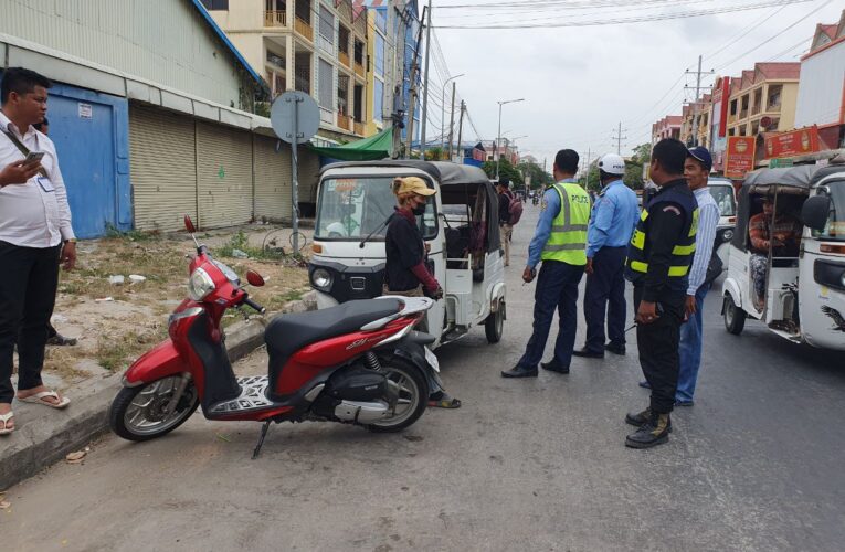 រថយន្តសាំយ៉ុង១គ្រឿងបានបុករះម៉ូតូ១គ្រឿងនិងម៉ូតូកង់៣ចំនួន២គ្រឿងទៀតបណ្តាលឲ្យរងរបួសធ្ងន់ម្នាក់និងស្រាលម្នាក់ហើយរថយន្តបង្កបានព្យាយាមបើករត់គេចបណ្តាលឲ្យឆេះផ្អើលអ្នកដំណើរនិងអ្នកលក់ខោអាវ…