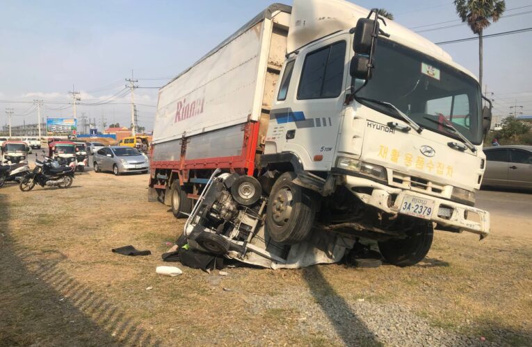 ខ្លោចចិត្ត!ឪពុកកំពុងតែអង្គុយបញ្ចុកបាយកូនស្រីនៅលើម៉ូតូកង់៣ អកុសលរថយន្តដឹកទំនិញមួយគ្រឿងបើកលឿនដូចហោះកិ-នសង្កត់បណ្តាលឲ្យកូនស្រីអាយុ២ខួបជាងស្លា-ប់ចំណែកបុរសជាឪពុករងរបួសធ្ងន់…