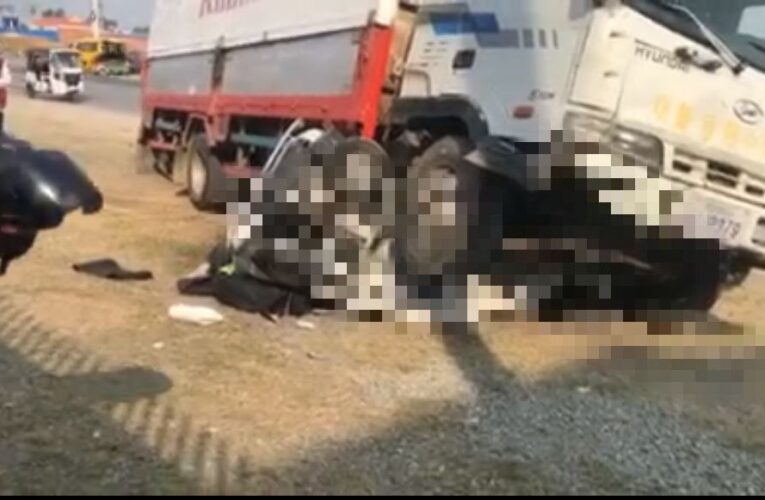 ខ្លោចចិត្ត!ឪពុកកំពុងតែអង្គុយបញ្ចុកបាយកូនស្រីនៅលើម៉ូតូកង់៣ អកុសលរថយន្តដឹកទំនិញមួយគ្រឿងបើកលឿនដូចហោះកិ-នសង្កត់បណ្តាលឲ្យកូនស្រីអាយុ២ខួបជាងស្លា-ប់ចំណែកបុរសជាឪពុករងរបួសធ្ងន់…