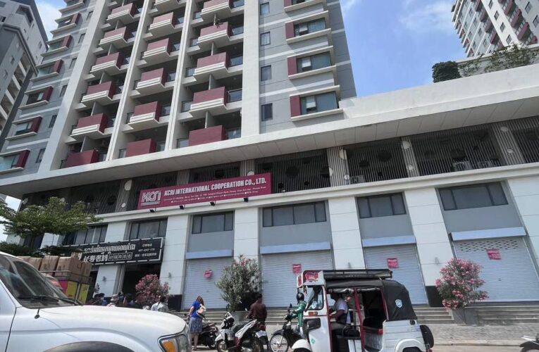 ក្មេងស្រីម្នាក់ បានធ្លាក់ពីលើអគារខុនដូរមួយកន្លែង កំពស់ ៧ជាន់បណ្តាលឱ្យស្លា..ប់.បង្កអោយមានការភ្ញាក់ផ្អើល…