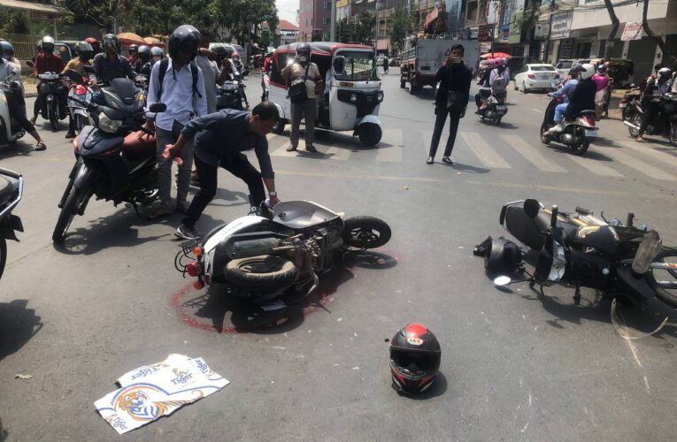 យុវជនម្នាក់រងរបួសធ្ងន់និងម្នាក់ទៀតរងរបួសស្រាលក្នុងហេតុការគ្រោះថ្នាក់ចរាចរណ៍រវាងម៉ូតូ២គ្រឿង…