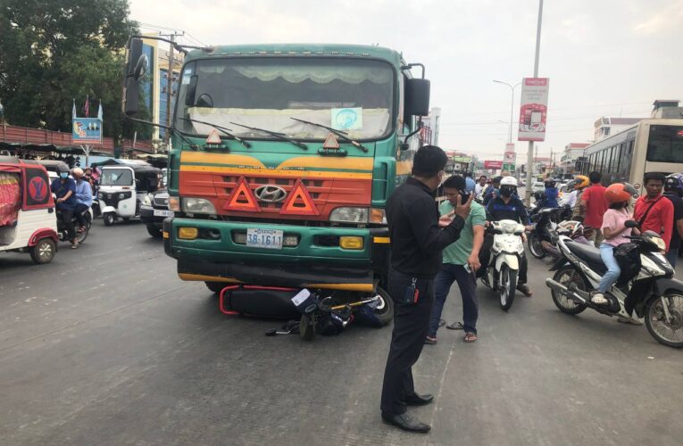 រយលានសំណាងក្មេងស្រីម្នាក់លូនចេញពីក្រោមកង់រថយន្តខណៈយុវតីម្នាក់បានស្លា_ប់នៅក្រោមកង់រថយន្តធុនធំ១គ្រឿង…