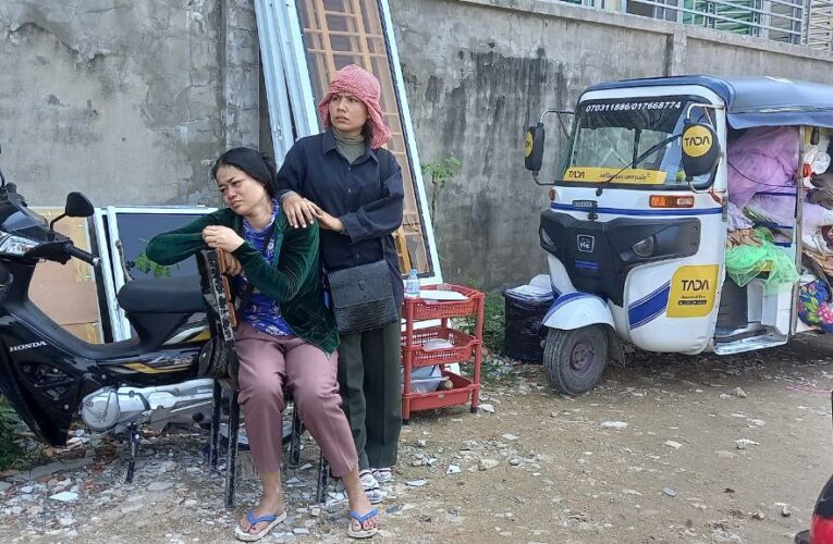 អាសូរណាស់! ម្ចាស់រវល់ចេញទៅធ្វើការពេលត្រឡប់មកវិញស្រាប់តែឃើញផ្ទះរបស់ខ្លួនបាក់ដីលិចចូលទឹកជាងពាក់កណ្តាល…