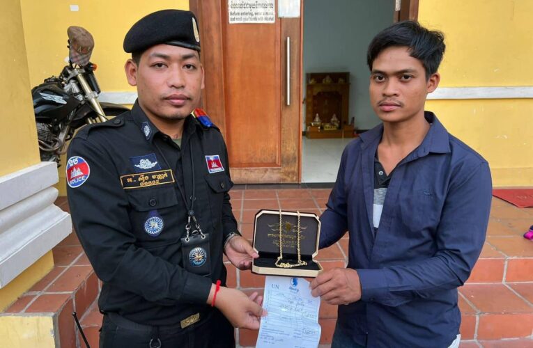 កំលាំងសមត្ថកិច្ច ខណ្ឌដូនពេញ សហការជាមូយប៉ុស្តិ៍រដ្ឋបាលចតុមុខ បានធ្វើការឃាត់ខ្លួនស្ត្រីម្នាក់ ពាក់ព័ន្ធករណីលួច គ្រឿងអលង្ការ ដែល មានតម្លៃសរុបជាង ៤៦៥០ដុល្លា..