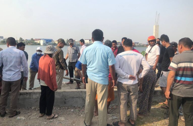 ព្រលឹងចុងសក់ ! កំពុងតែហាត់ប្រាណដើម្បីការពារសុខភាពក្រលេកមើលទៅឃើញស_ពបុរសម្នាក់អណ្តែលើស្រះទឹករណ្តៅដីចាស់បង្កឲ្យមានការភ្ញាក់ផ្អើលទាំងព្រឹក…