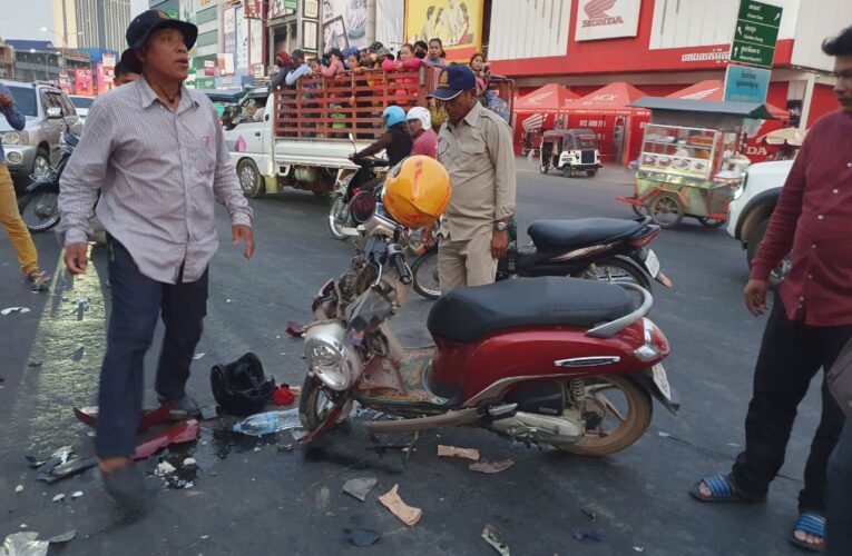 ស៊យមែន! នារីម្នាក់ជិះម៉ូតូដេញតាមចោរឆក់កាបូបរបស់គាត់បណ្តាលឲ្យបុកម៉ូតូមួយគ្រឿងទៀតរងរបួសទាំង២នាក់…