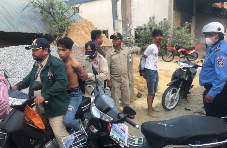 បុរសអ្នករត់ម៉ូតូកង់៣ម្នាក់ពិតជាក្លាហានមែនជិះដេញតាមបំបុកចោរឆក់ទូរស័ព្ទពីភ្ញៀវរបស់គាត់ដែលកំពុងតែប្រញាប់ឡើងយន្តហោះបាន២នាក់ប្រគល់ឲ្យសមត្ថកិច្ច…