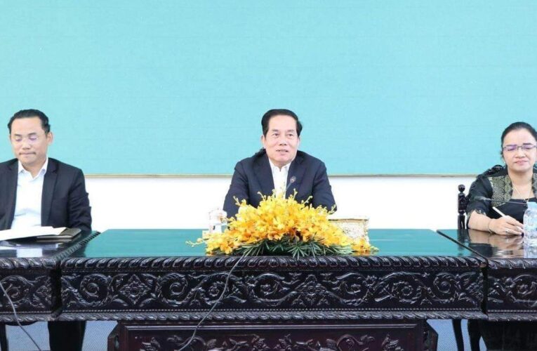 អភិបាលរាជធានីភ្នំពេញ ប្រាប់ដល់មន្ត្រីអាជ្ញាធរមូលដ្ឋានថា មិនត្រូវយកលុយ និងប្រមាថមាក់ងាយអាជីវករលក់ដូរតូចតាចកញ្ច្រែងល្អី   នៅតាមផ្សាររដ្ឋឡើយ…