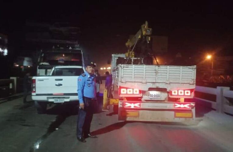 គ្រោះថ្នាក់ ដដ៏រន្ធត់រថយន្ដ FORD បុករថយន្ដ សណ្ដោង រឺម៉កពេញទំហឹងលេីស្ពានថ្ម  ផ្សារ កំពង់ស្ពឺ  ផ្លូវជាតិ លេខ ៤ …