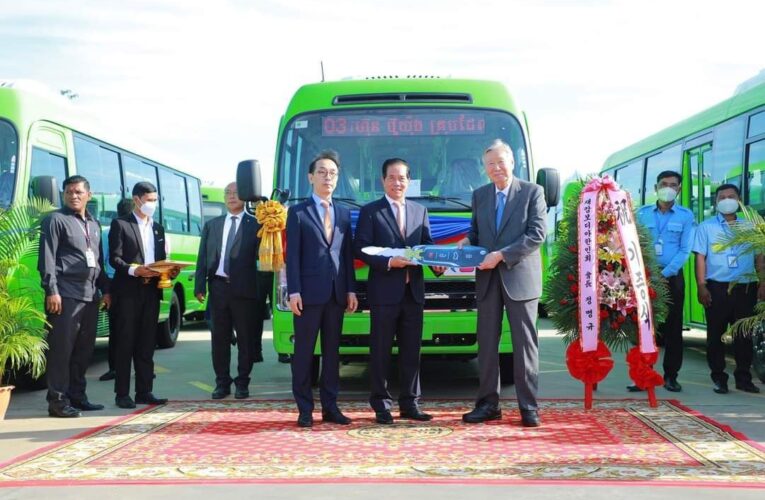 ពិធីប្រគល់-ទទួលរថយន្តក្រុងប្រភេទថ្មី ចំនួន២០០គ្រឿង ពីក្រុមហ៊ុន ប៊ូយ៉ុងគ្រុប ជូនរដ្ឋបាលរាជធានីភ្នំពេញ…