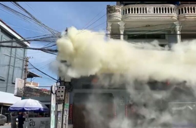 ទុស្សេខ្សែរបង្គោលភ្លើងឆេះផ្អើលសមត្ថកិច្ចនឹងរថយន្តពន្លត់អគ្គីភ័យចេញជួយបាញ់ពន្លត់…