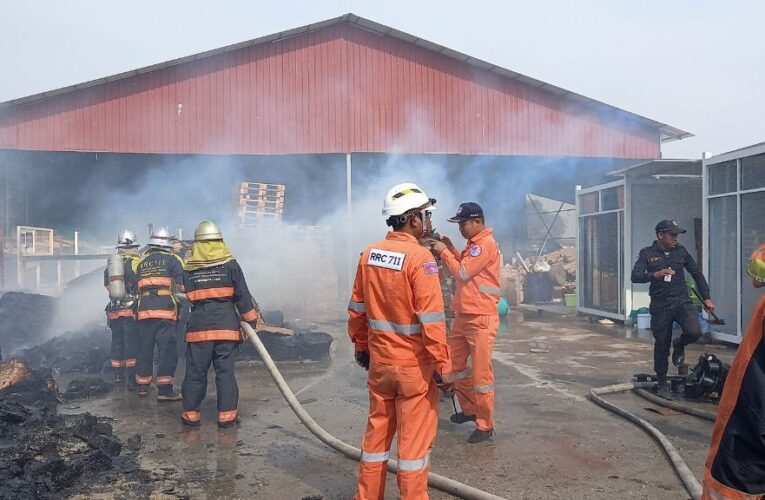 អគ្គីភ័យឆាបឆេះឃ្លាំងស្តុកសម្ភារៈមួយកន្លែងទាំងថ្ងៃនៅខណ្ឌពោធិ៍សែនជ័យ…