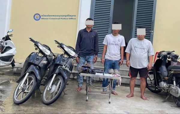 កម្លាំងការិយាល័យស្រាវជ្រាវ ឃាត់ខ្លួនជនសង្ស័យ០៣នាក់ ពាក់ព័ន្ធករណីបើកទ្វាររថយន្តលួចយកកាបូប និងទូរស័ព្ទដៃ ចំនួន០២ករណី…