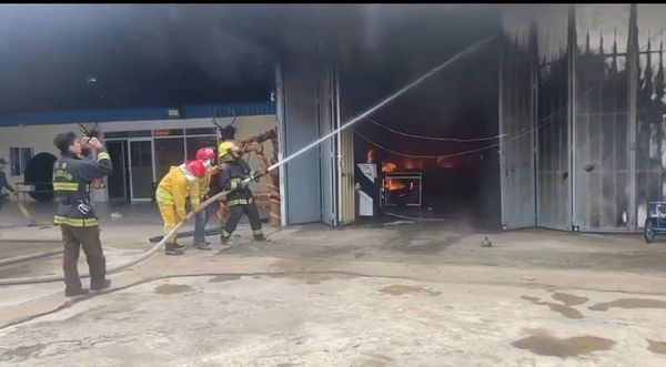 ឃ្លាំងស្តុកទូក្លាស្សេសាច់មាន់និងជើងមាន់ត្រូវបានអគ្គិភ័យឆាបឆេះ…