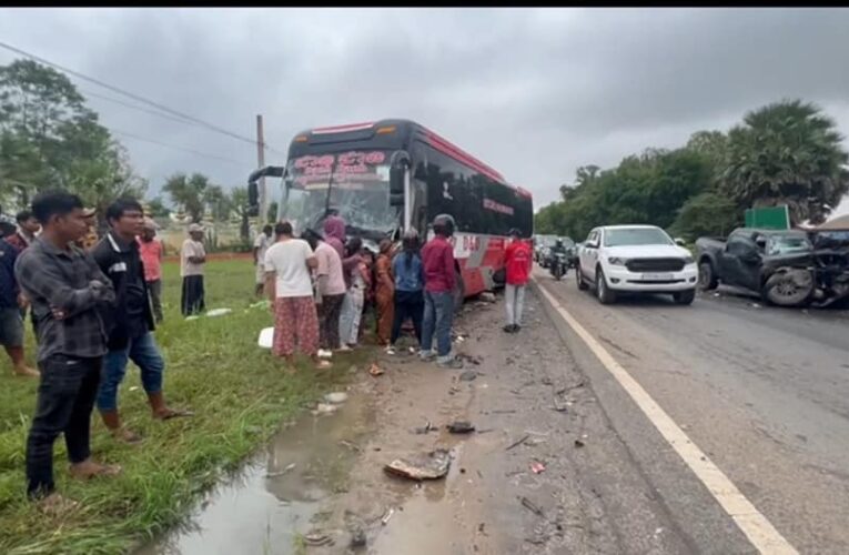 រថយន្ត៣គ្រឿងបុកគ្នា ស្លាប់ជនជាតិចិន ២នាក់និងរងរបួសធ្ងន់និងស្រាល២នាក់នៅផ្លូវជាតិលេខ១…