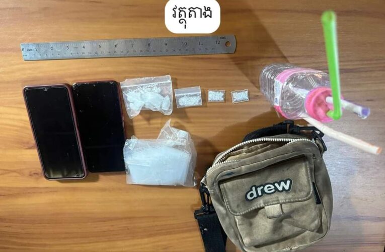 កម្លាំងអធិការដ្ឋាននគរបាលស្រុកអង្គរបូរី សហការជាមួយកម្លាំងប៉ុស្តិ៍នគរបាលរដ្ឋបាលព្រែកផ្ទោល បានចុះបង្ក្រាបមុខសញ្ញាជួញដូរ និងប្រើប្រាស់សារធាតុញៀនខុសច្បាប់…