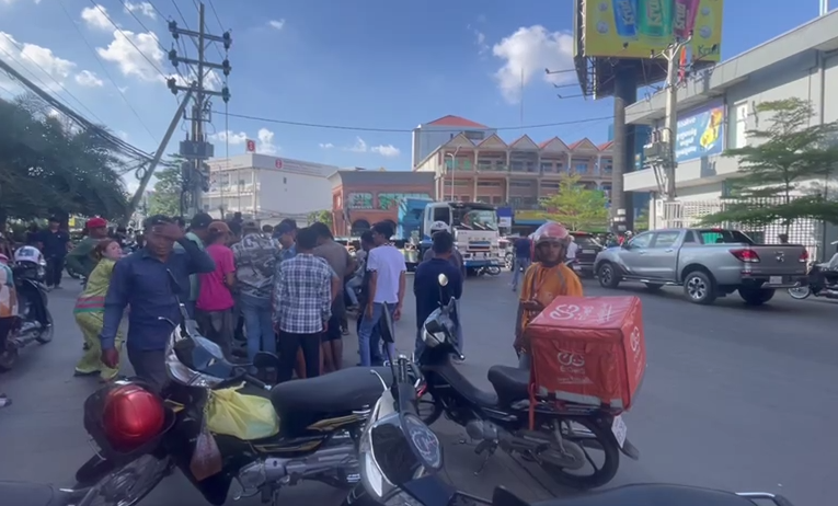 រថយន្តសណ្តោងមួយគ្រឿងបុកកិននារីម្នាក់ដែលកំពុងជិះម៉ូតូបណ្តាលឲ្យបែ-កក្បា-លស្លា-ប់នៅខ.ណ្ឌមានជ័យ…