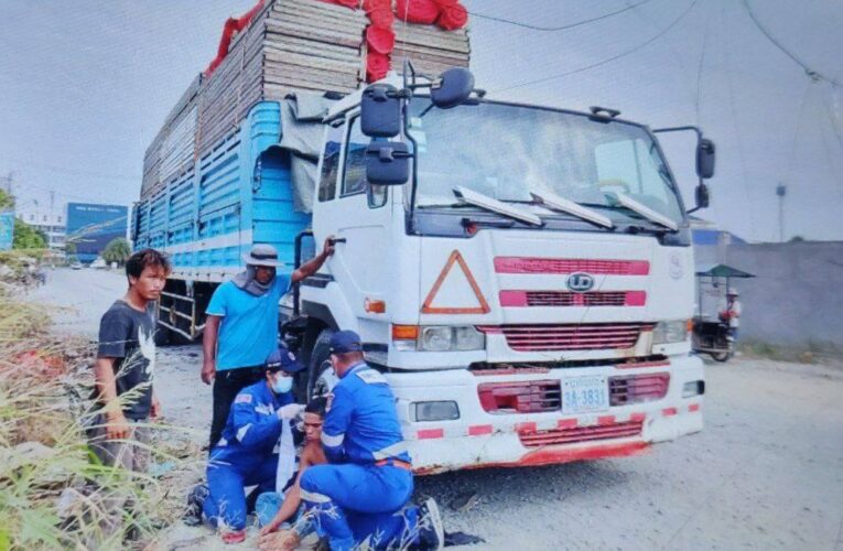 រថយន្តដឹកឆាកដឹកខ្ពស់ពេកបុករនាំងដែកកម្ពស់ផ្លូវត្រូវក្បាលកម្មករ២នាក់រងរបួសធ្ងន់នៅផ្លូវជាតិលេខ៣ …