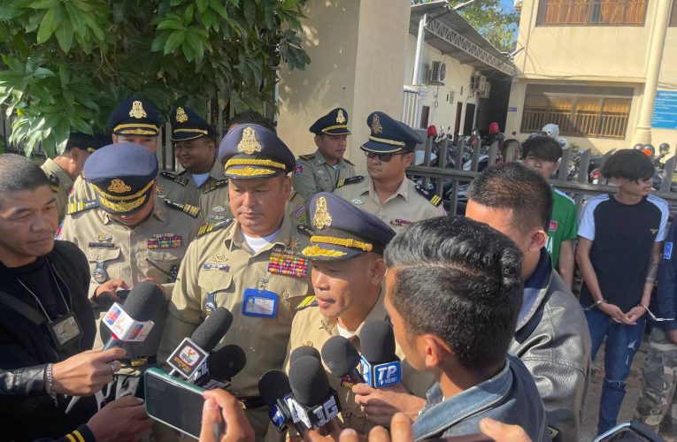 នគរបាលខណ្ឌដង្កោបង្ហាញមុខក្រុមក្មេងទំនើងរហ័យនាមD4 (ឆ្កែ៤) ពាក់ព័ន្ធករណីចូលកាប់ម៉ូតូរបស់ប្រជាពលរដ្ឋនៅសង្កាត់ព្រៃស…