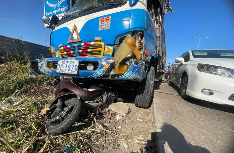 រថយន្តដឹកអង្កបុកកិនម៉ូតូ៣គ្រឿងនិងរថយន្តមួយគ្រឿងបណ្តាលឲ្យយុវតីម្នាក់រងរបួសធ្ងន់និងស្ត្រីមានផ្ទៃពោះម្នាក់ធ្លាក់ចូលក្នុងលូ…