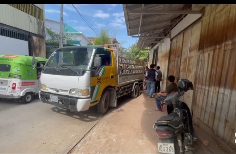 រថយន្តដឹកដែកដឹកធ្ងន់ពេកឡើងចំណោាទមិនរួចរអិលថយក្រោយបុកទ្វារផ្ទះនិងម៉ូតូកង់៣មួយគ្រឿងរងការខូចខាត…