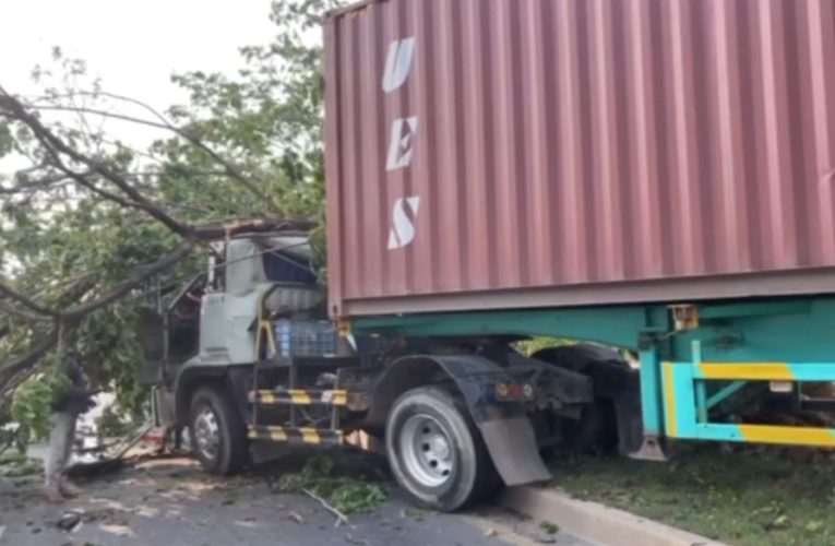 ងោកមួយភ្លាំងបើករថយន្ដសណ្ដោងដឹកទូរកុងតឺន័ររេចង្កូតឡើងលើសួនច្បារពុះចែកផ្លូវបុករលើងគល់ដើមឈើចាន់គីរីមួយដ៏ធំបាក់កៀបជាប់កៃកុងរថយន្ដរងរបួសធ្ងន់ធ្ងរ…