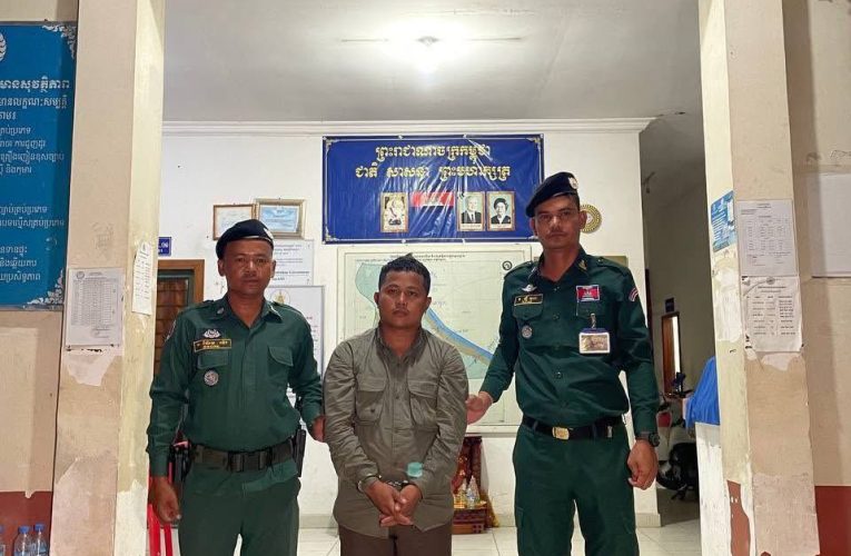 បុរសម្នាក់តាំងខ្លួនជាសមត្ថកិច្ច ចូលផឹកស៊ី មិនគិតលុយឱ្យគេហើយ យកទាំងទូរស័ព្ទម្ចាស់ហាង ពេលនេះក្របួចបានហើយ…