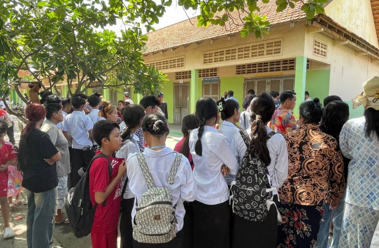 ប្រទះឃើញសពក្មេងស្រីអាយុ១៥ឆ្នាំ ម្នាក់ដេកស្លា..ប់ ក្នុងបន្ទប់ទឹកសាលាបឋមសិក្សាវត្តគ្រួសទាំងអា..ក្រា..តកាយសង្ស័យគេរំលោភហើយសម្លា…ប់ …