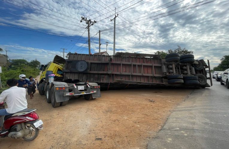 សំណាងណាស់ អត់សង្កត់លើអ្នកដំណើរ ខណៈរថយន្តដឹកធ្ងន់ពេកក្រឡាប់បះជើងនៅផ្លូវ១០៤ ខណ្ឌដង្កោ…